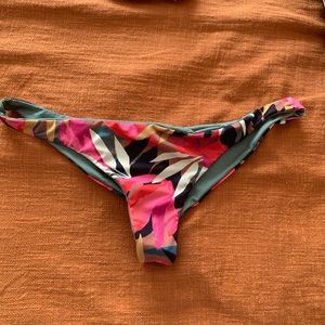 Billabong cheeky bikini bottoms; like new